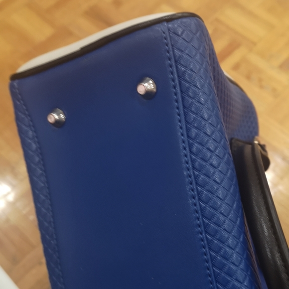 A bag - Picture 6 of 6